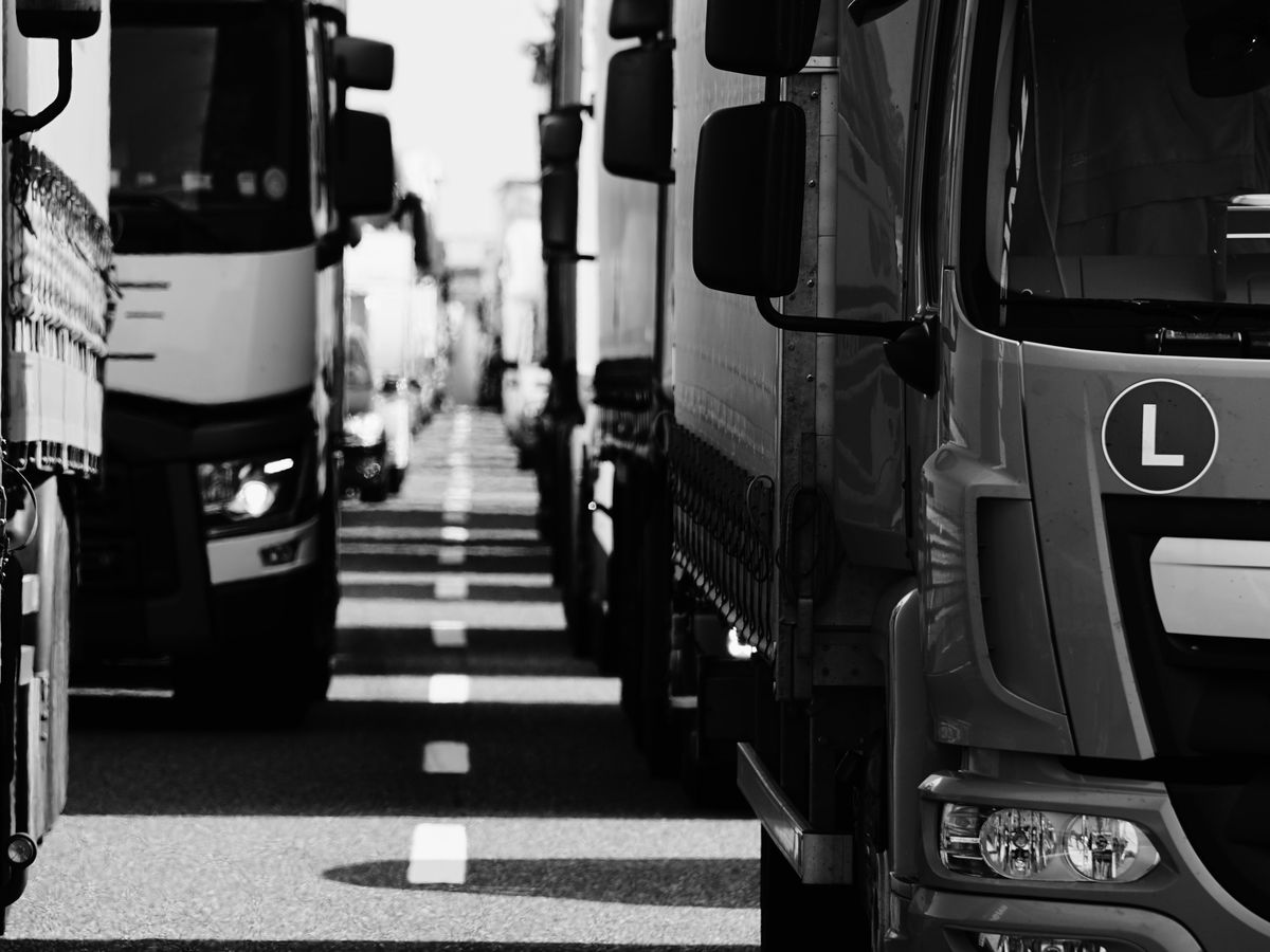 File de poids lourds à l’arrêt sur une route